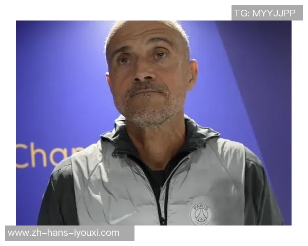 恩里克高处指挥训练6米平台上直接纠正球员表现